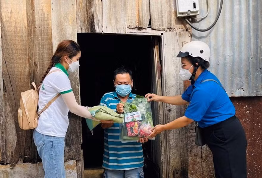 Các tình nguyện viên trao tận tay túi quà yêu thương cho hoàn cảnh đặc biệt