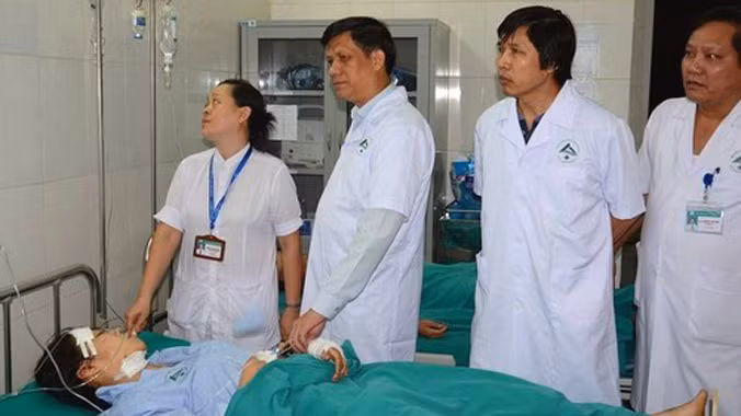 Ngay trong đêm 1/9, Thứ trưởng Bộ Y tế Nguyễn Thanh Long (người thứ 2 từ trái sang phải) cùng đoàn công tác của Bộ Y tế đã đến Bệnh viện Đa khoa tỉnh Lào Cai trực tiếp chỉ đạo công tác cấp cứu. Ảnh: VnExpress