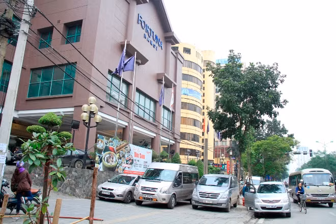 Xe ô tô đỗ kín vỉa hè trước khách sạn Fotuna Hà Nội trên phố Láng Hạ (phường Thành Công, Ba Đình, Hà Nội). Ảnh: Trường Phong