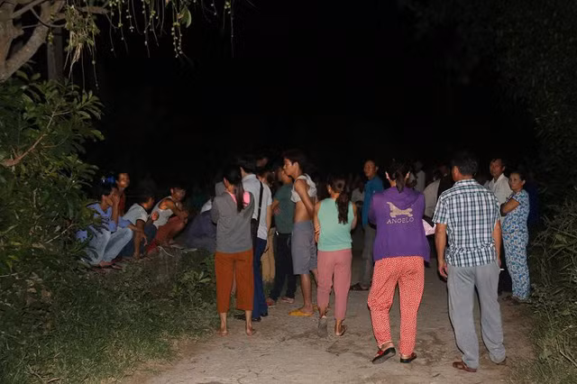 Người dân có mặt theo dõi lực lượng chức năng khám nghiệm hiện trường vụ án