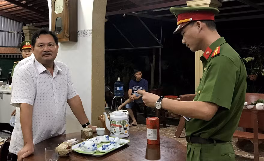 Cảnh sát đọc lệnh bắt Thiện "Soi" vào tối 1/12. Ảnh: Công an Bà Rịa - Vũng Tàu