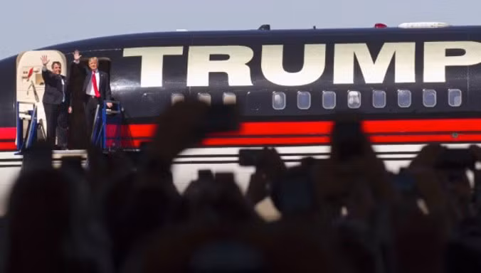 Thống đốc bang New Jersey, Chris Christie (trái) và ứng viên tổng thống đảng Cộng hòa Donald Trump bước ra từ chiếc máy bay tại sân bay ở bang Arkansas. Ảnh: Getty.