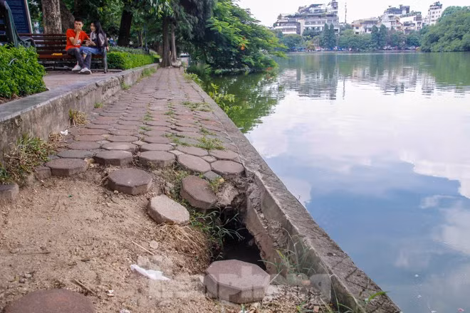 Bờ kè hồ Gươm hiện xuống cấp nghiêm trọng