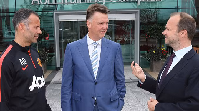 Vừa đến M.U, Louis van Gaal đã vung tiền làm từ thiện