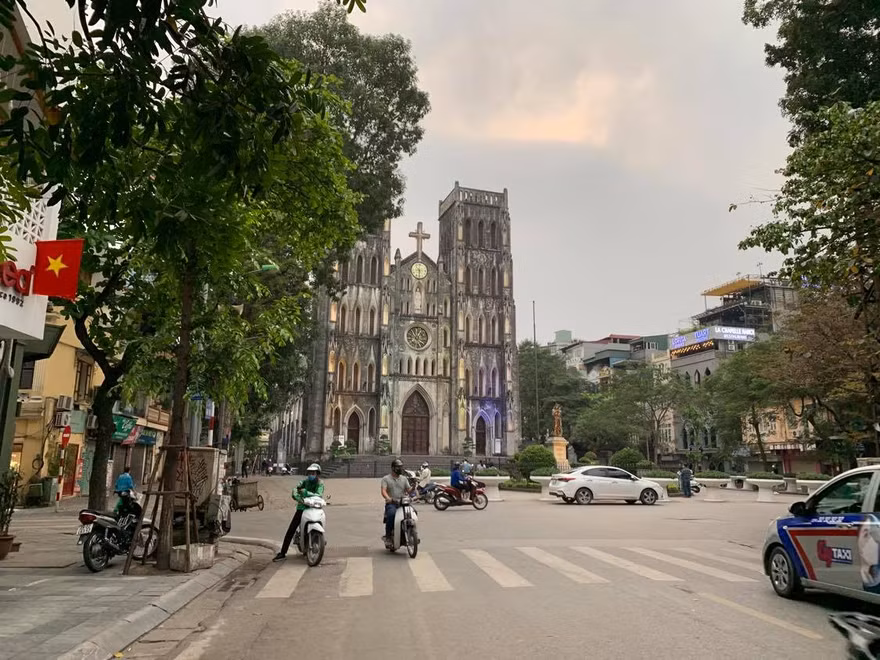 Hà Nội 'rà từng ngõ, gõ từng nhà' đề nghị ngừng kinh doanh
