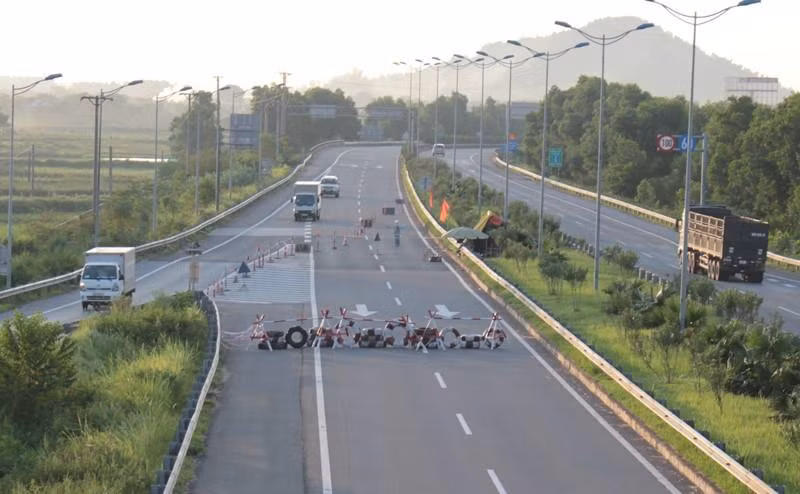Cao tốc Nội Bài - Lào Cai tại đoạn qua huyện Bình Xuyên bị dựng rào phong tỏa, cấm xe đi vừa qua.