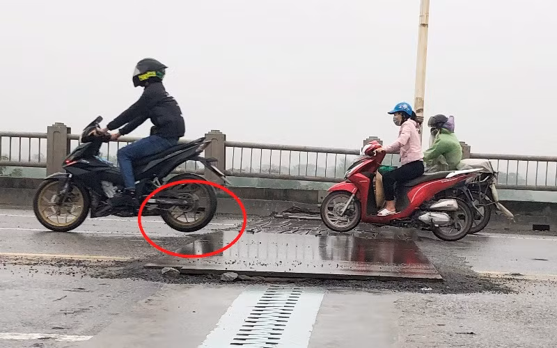 Các tấm thép đậy công trường sửa khe co giãn như bẫy trên mặt cầu Vĩnh Tuy