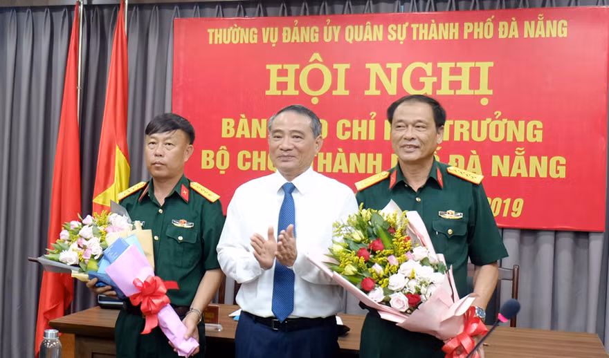 Bí thư Thành ủy Đà Nẵng Trương Quang Nghĩa chúc mừng Đại tá Nguyễn Quốc Hương và Đại tá Trương Chi Lăng.
