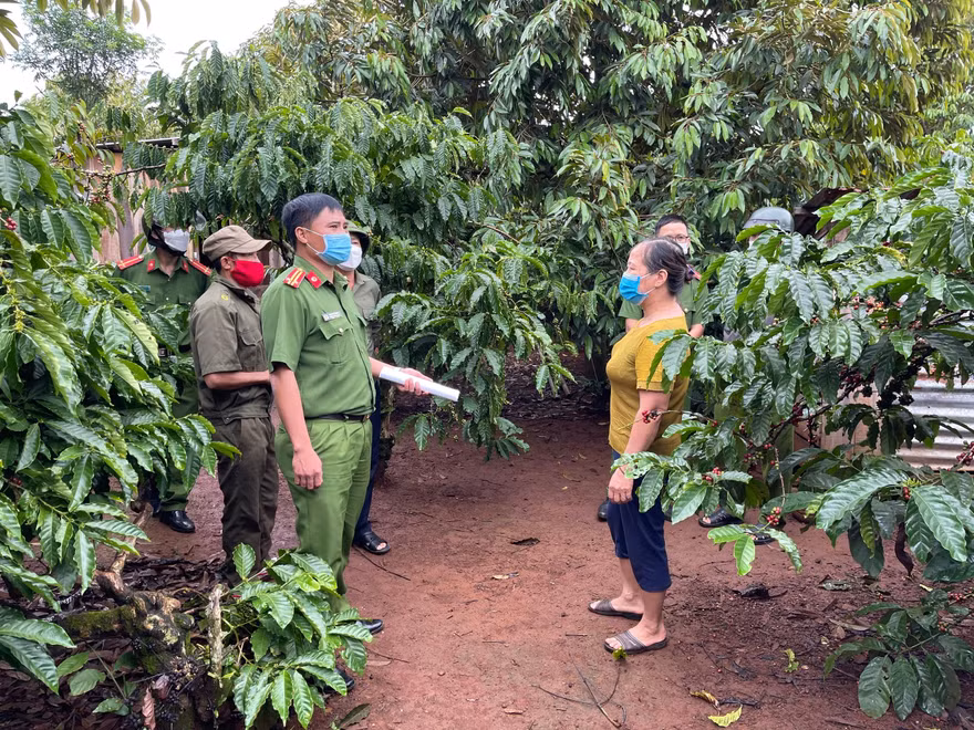 Công an xã Ea Kênh, huyện Krông Pắk tuyên truyền để người dân đề phòng các loại tội phạm dịp cuối năm, nhất là nạn trôm nông sản