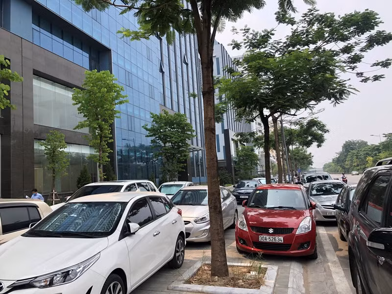 Khốn khổ tìm nơi đỗ xe tại khu liên cơ Võ Chí Công