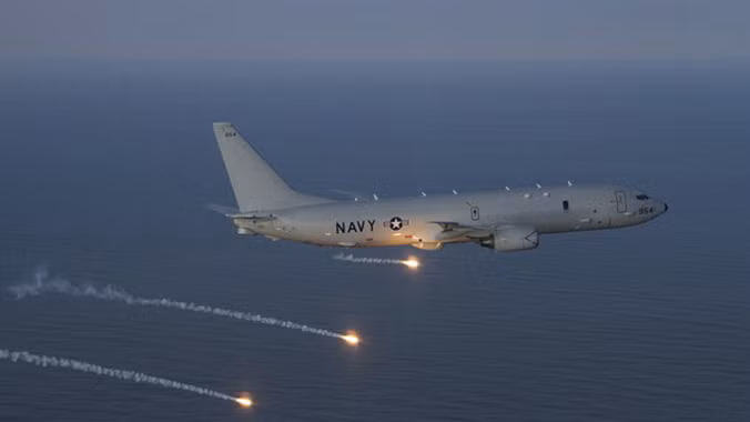 P-8A Poseidon được trang bị hệ thống cảm biến giám sát tàu chiến mặt nước và săn tàu ngầm tiên tiến cùng vũ khí đủ mạnh để hạ nhiều chiến hạm.