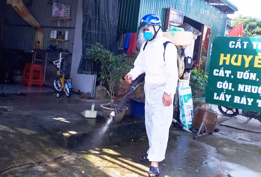 Phun hóa chất khử khuẩn ở Cát Tiên