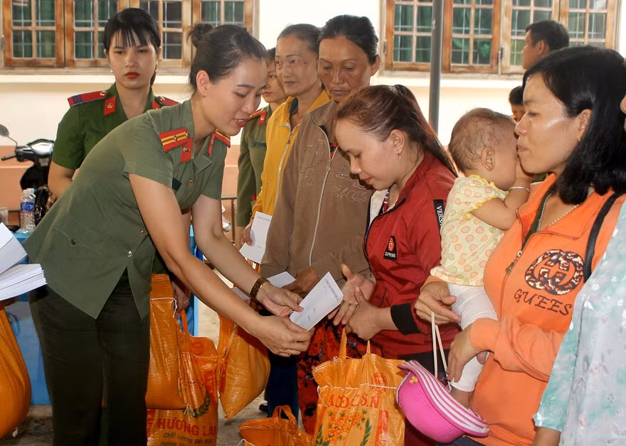 Trao quà cho các hộ dân có hoàn cảnh khó khăn.