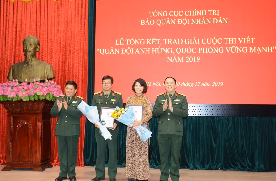 Nhà văn Đỗ Bích Thúy đạt giải Nhì cuộc thi viết về quân đội và quốc phòng