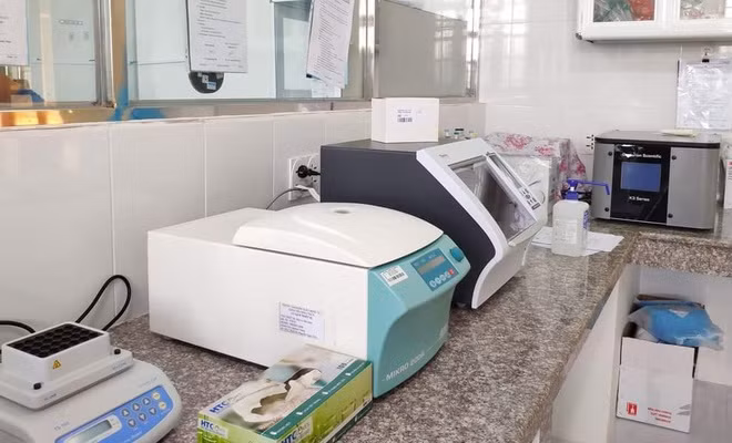 Máy xét nghiệm COVID-19 bị hỏng vủa tỉnh Đắk Nông. Ảnh: VTC News