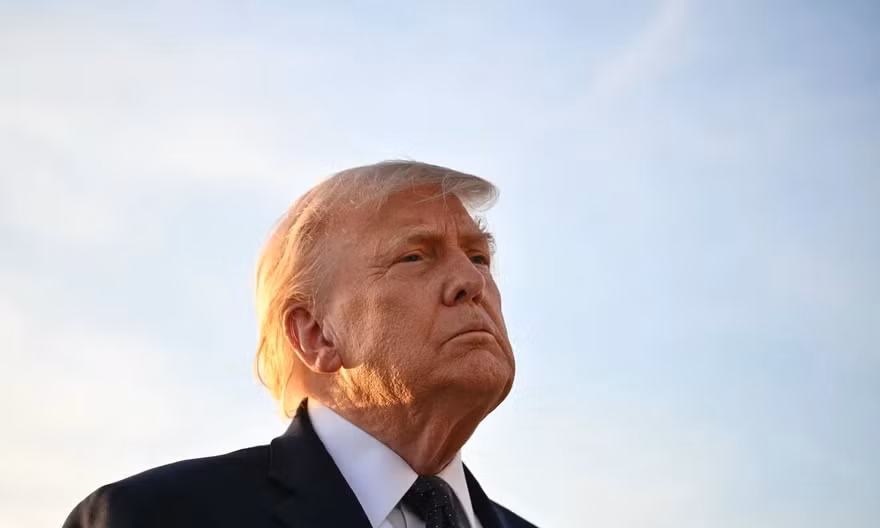 Tổng thống Trump tuyên bố Mỹ sẵn sàng 'tiếp quản' eo biển Hormuz, dọa tấn công Iran