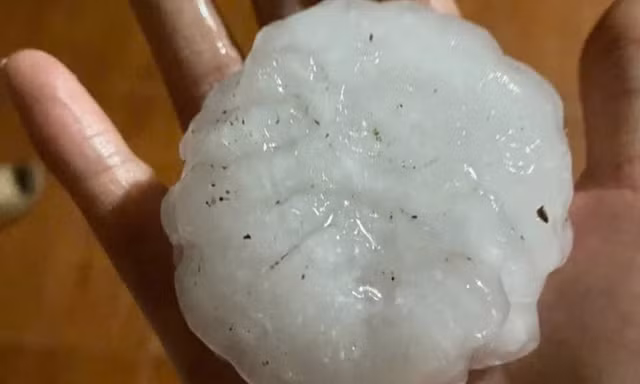 Mưa đá rơi dày tại Lào Cai với viên đá kích thước lớn