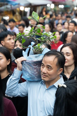 Người dân ùn ùn đổ về Chợ Viềng mua bán cầu may