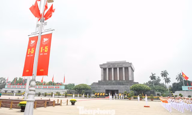 Phố phường Hà Nội rực sắc đỏ, không khí lễ 30/4 lan tỏa khắp Thủ đô