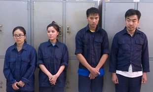 Các cán bộ hải quan thời điểm bị bắt tạm giam.