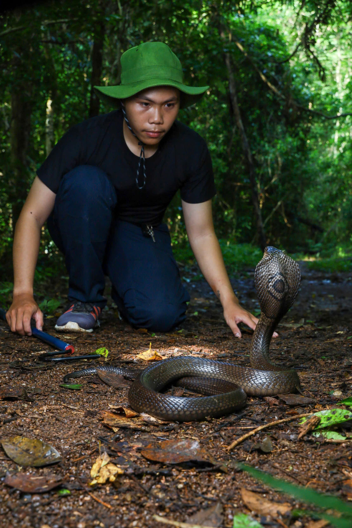 Phan Tấn Lộc hiện đang là trưởng nhóm phụ trách mảng cứu hộ - tái thả rắn tại Viet Snake Rescuer. phan-tan-loc-1.jpg
