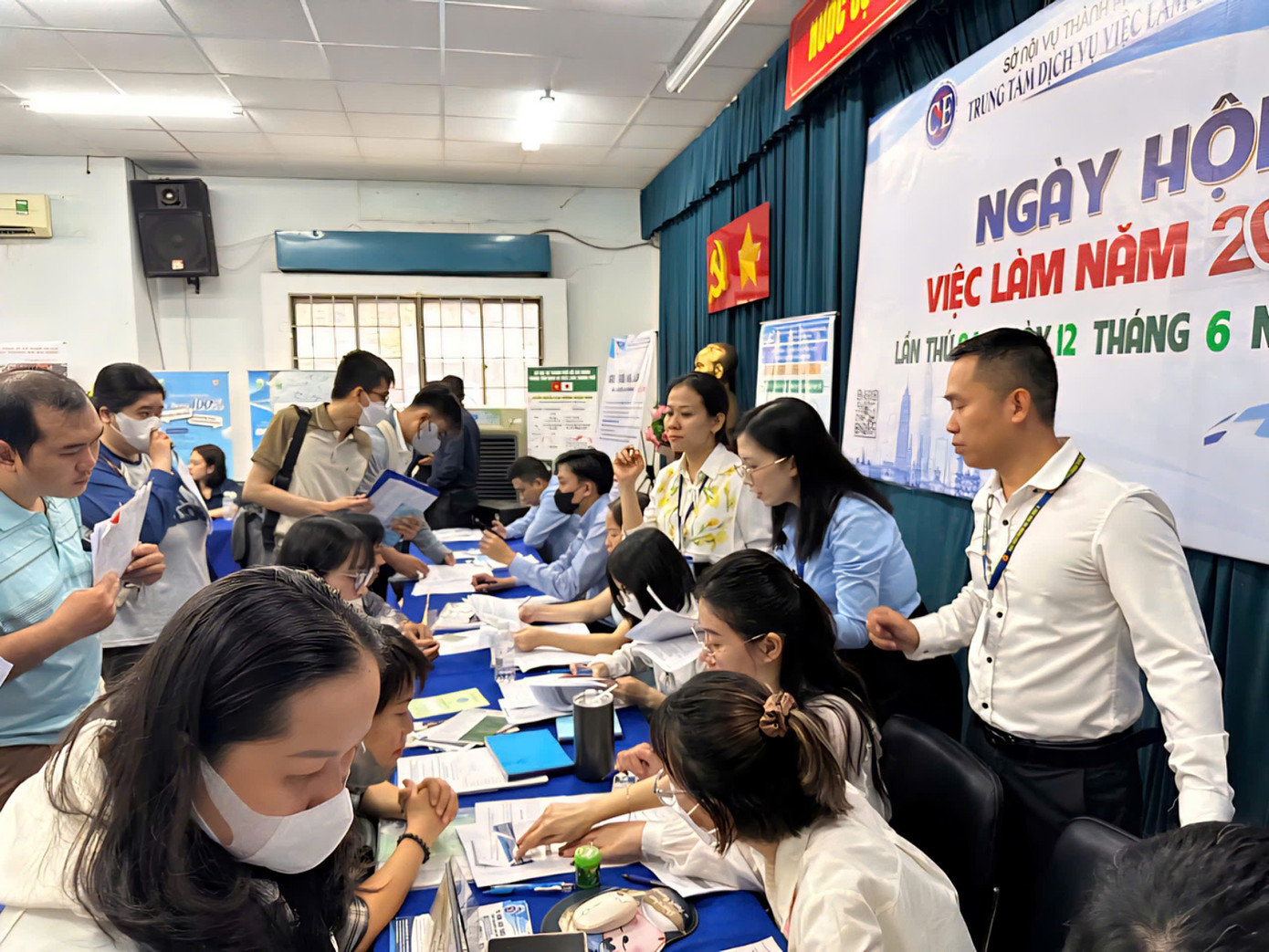 Nhiều người vẫn đang trong hành trình tìm "ánh sáng" của mình tại các trung tâm giới thiệu việc làm. - Ảnh: Trung tâm Dịch vụ việc làm TP.HCM. luong-20-trieu-2.jpg