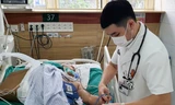 Người đàn ông tổn thương não, ngừng tim vì tự đắp thuốc lá khi bị rắn hổ mang chúa cắn