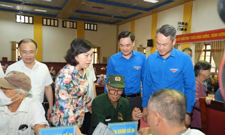 Khám sức khỏe miễn phí cho người dân.