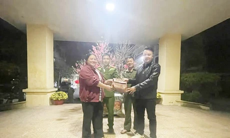 Công an xã Lương Tài phối hợp với anh Bình trả lại tài sản và giấy tờ tùy thân cho người đánh rơi. Ảnh: Công an xã Lương Tài.