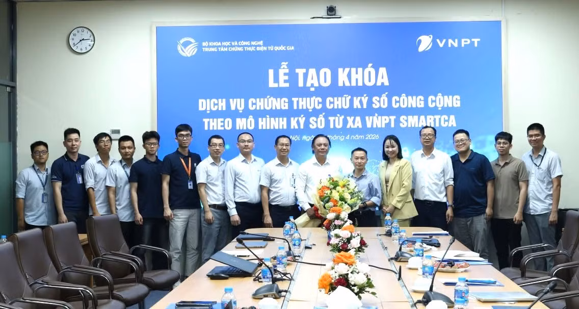 lanh-dao-trung-tam-chung-thuc-dien-tu-quoc-gia-bo-khoa-hoc-va-cong-nghe-va-vnpt-tai-le-tao-khoa-chung-thu-so-moi-cho-dich-vu-vnpt-smart-ca.jpg