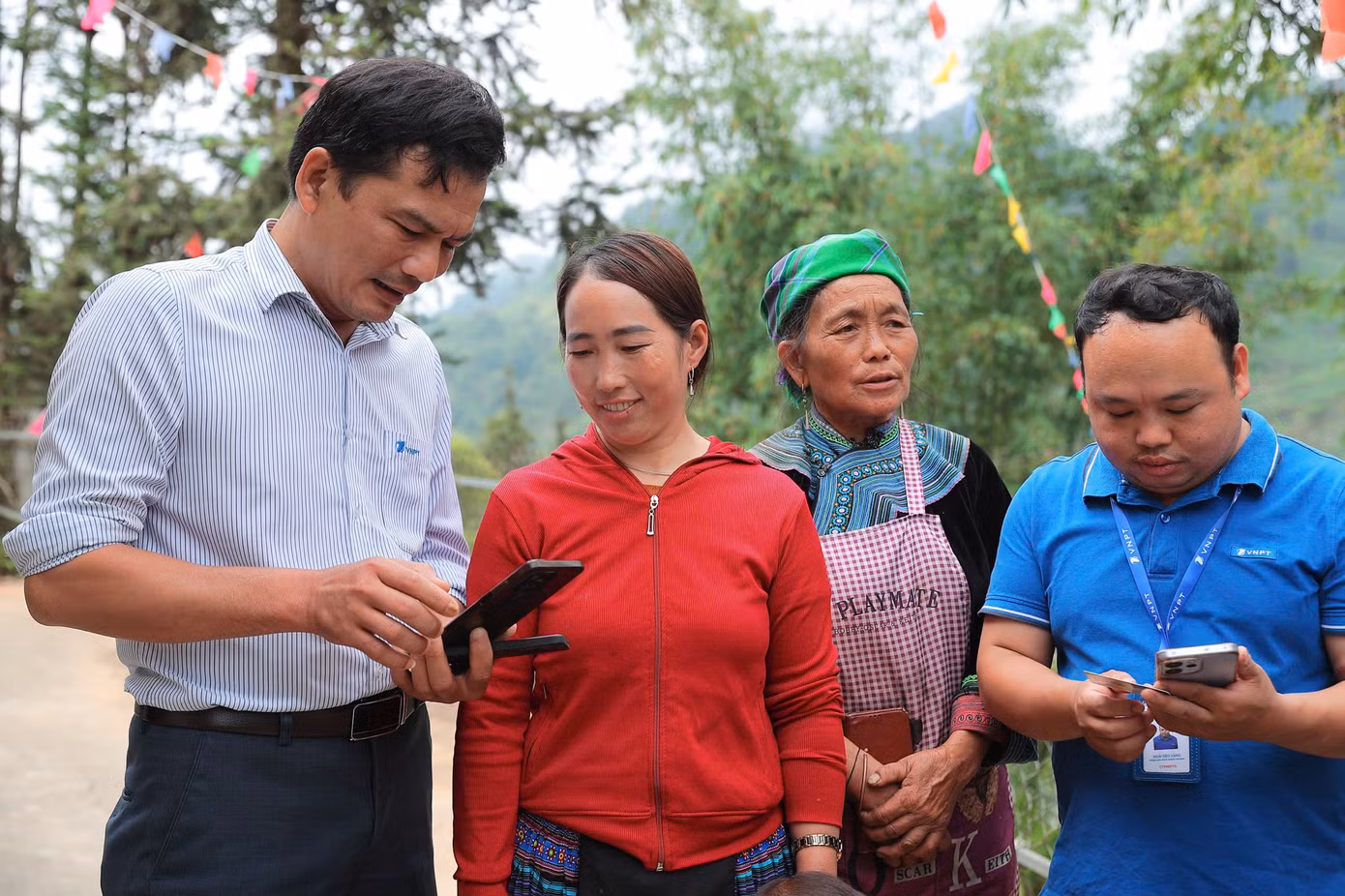vinaphone-con-tich-cuc-trien-khai-cac-chuong-trinh-ho-tro-nguoi-dan-vung-sau-vung-xa-nguoi-cao-tuoi-nguoi-yeu-the-tiep-can-dich-vu.jpg