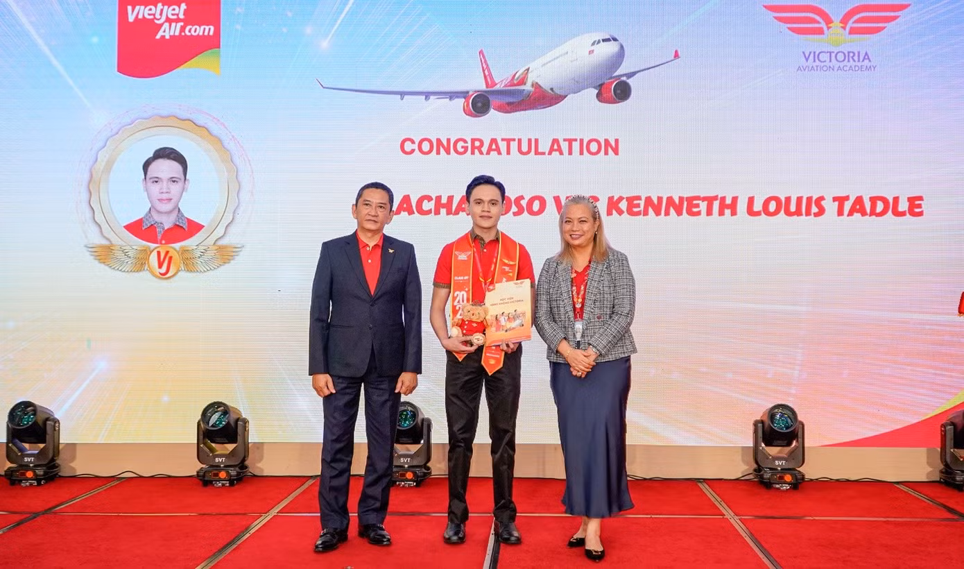 Achacoso Louis Tadle (Philippines) nhận bằng tốt nghiệp từ lãnh đạo Học viện Hàng không Vietjet Victoria