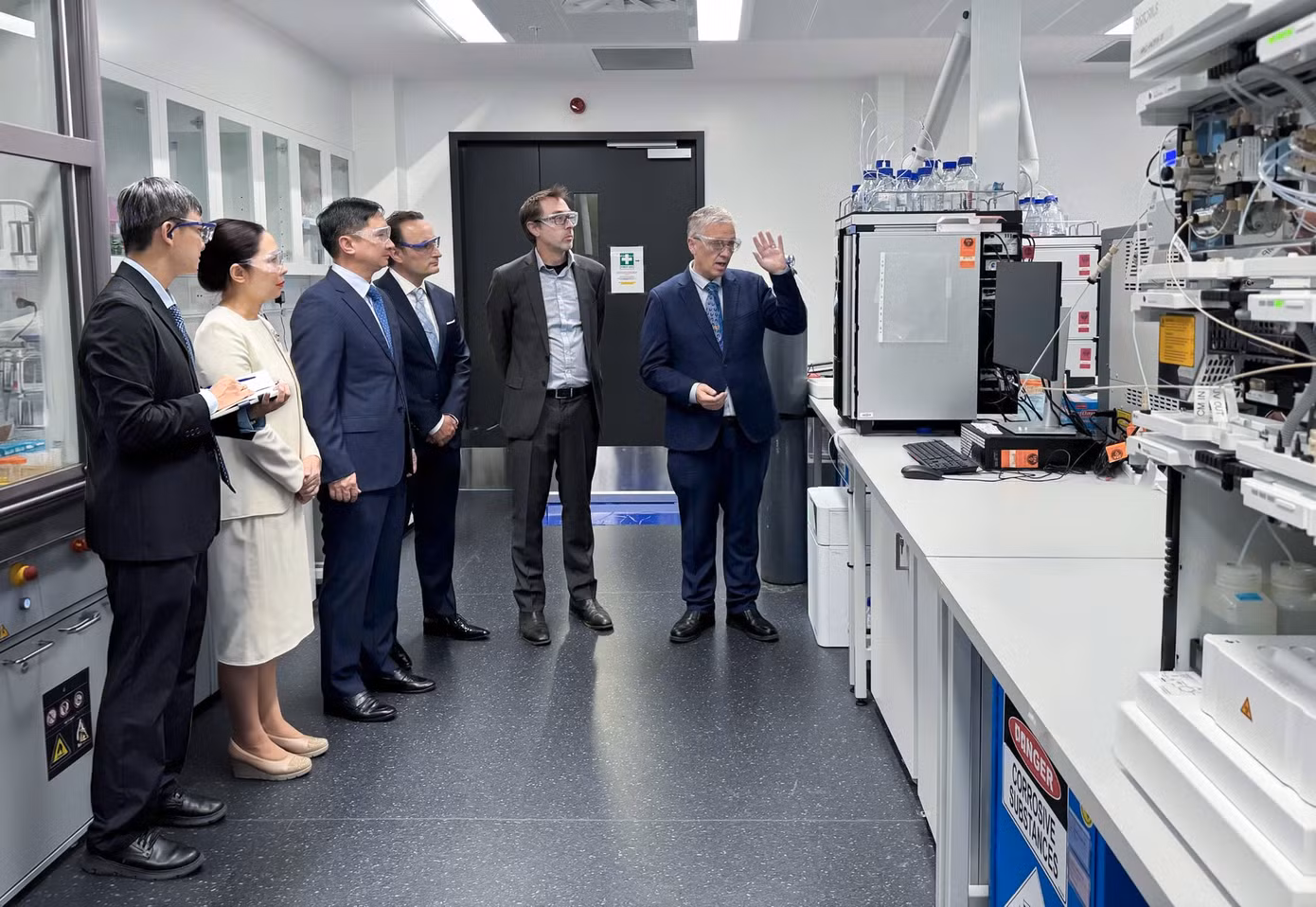 Các chuyên gia Viện RNA giới thiệu Phòng Thí nghiệm và Trung tâm Tiền lâm sàng của Đại học New South Wales (UNSW) nơi đang thực hiện những nghiên cứu y sinh quan trọng để phát triển thuốc, vắc xin thế hệ mới. Ảnh: Viện Nghiên cứu Tâm Anh