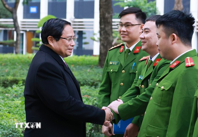 Thủ tướng Phạm Minh Chính thăm, chúc Tết cán bộ, chiến sĩ Cục Cảnh sát quản lý hành chính về trật tự xã hội (Bộ Công an). (Ảnh: Dương Giang/TTXVN)