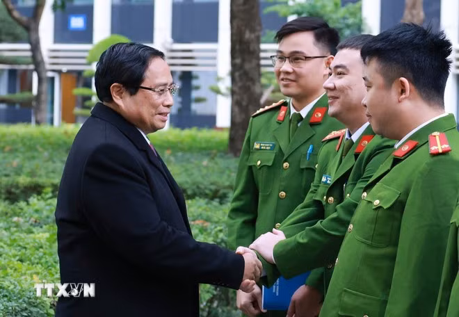 Thủ tướng Phạm Minh Chính thăm, chúc Tết cán bộ, chiến sĩ Cục Cảnh sát quản lý hành chính về trật tự xã hội (Bộ Công an). (Ảnh: Dương Giang/TTXVN)