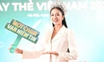 Ha Truc Linh sah Den gespannt bei der Musiknacht „Touch Vietnam“ zu.