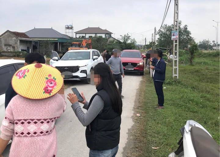 Giao dịch mua b&aacute;n đất s&ocirc;i động