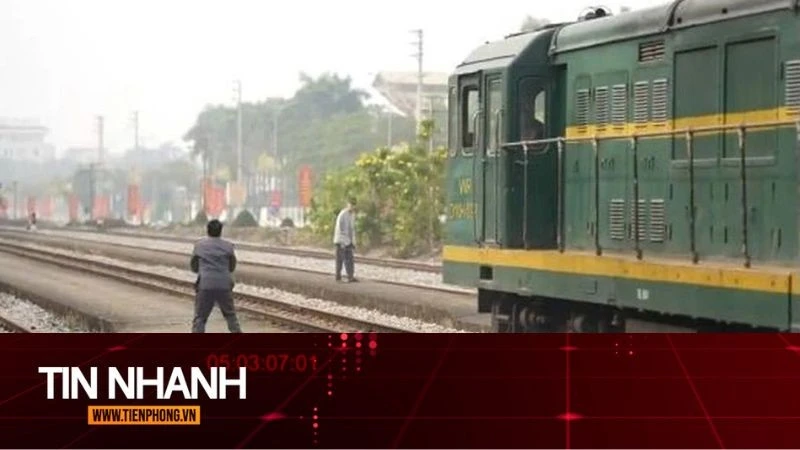 Người đàn ông thoát chết trong gang tấc khi băng qua đường tàu ở Hà Nội