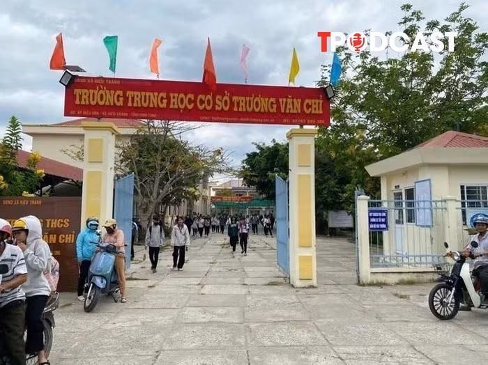 NÓNG 20/4: Lý do 17 học sinh đồng loạt 'tố' giáo viên dạy Toán ở Vĩnh Long