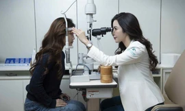 Báo động gia tăng trẻ mắc tật khúc xạ 