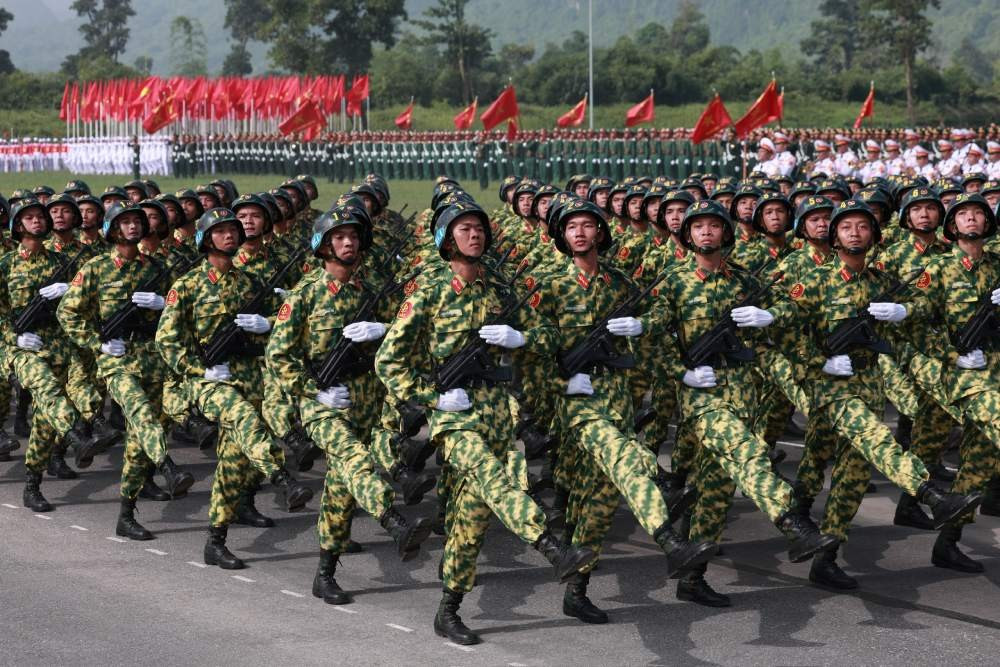 Hình ảnh quân phục của Khối Nam chiến sĩ Phòng hóa cũng khiến netizen tò mò về khối quân này. Ảnh: Ninh Cơ - Thế Đại/Báo Nhân dân, Dương Duy/VTV. a-dieu-binh-2.jpg
