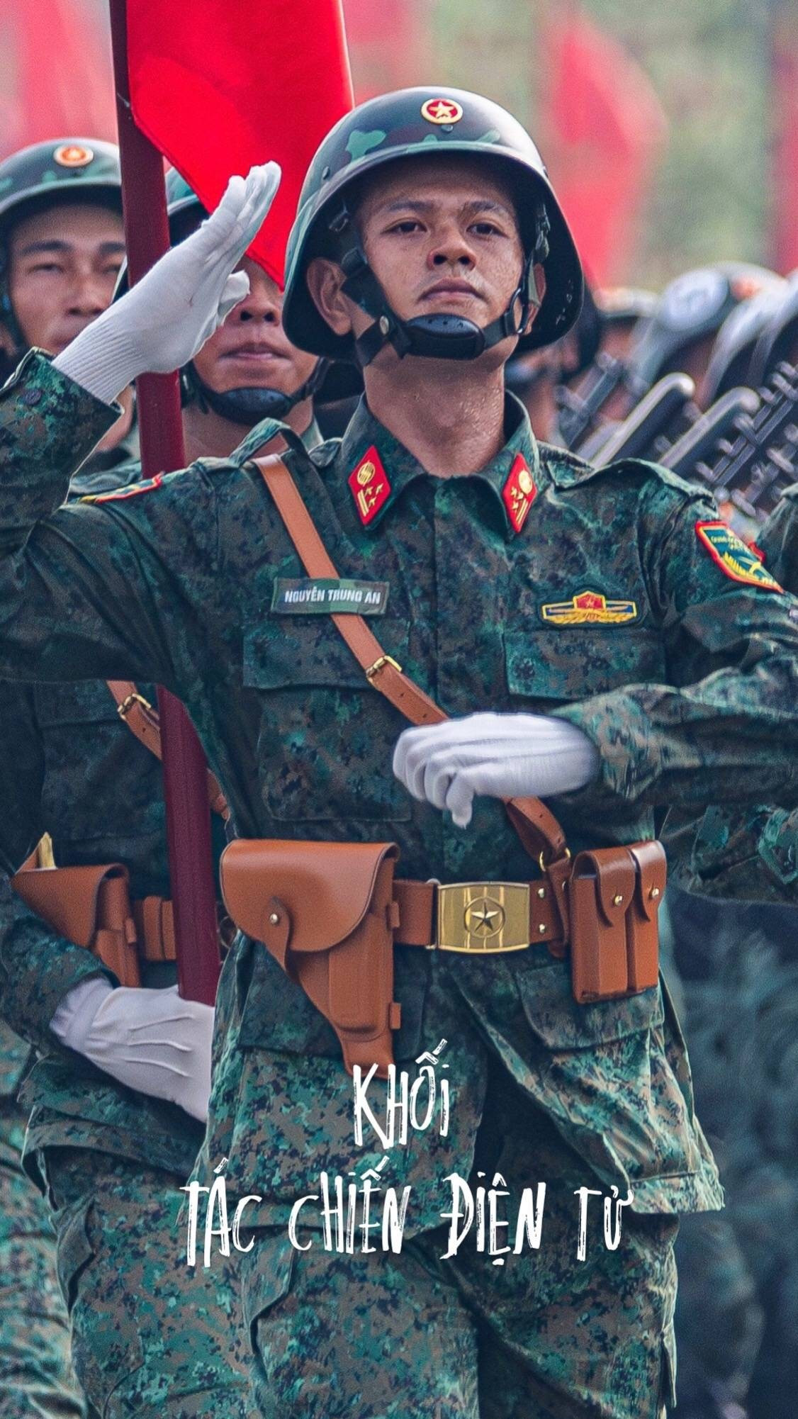 "Chú An" là biệt danh đặc biệt nhiều người dân gọi Khối trưởng Khối Tác chiến điện tử. Ảnh: Hồ Quang Huế. snaptik-7531599912929185032-1.jpg