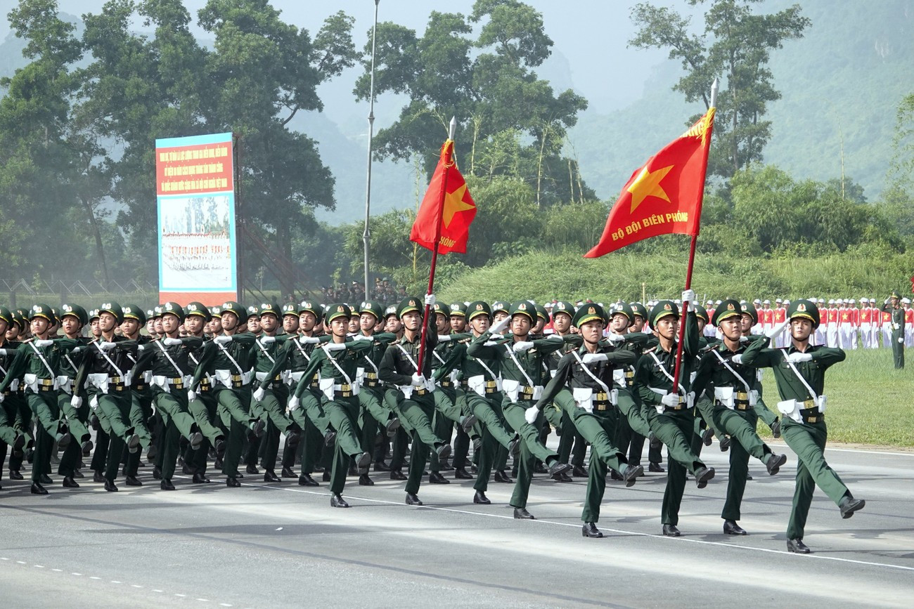Quang Khải (đi đầu) tiếp tục giữ vị trí Khối trưởng trong nhiệm vụ A80. Ảnh: Nguyễn Minh - Công Hướng (Tiền Phong). a80-17.jpg