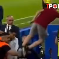 ĐIỂM TIN 27/6: Ronaldo may mắn thoát cú đá triệt hạ của fan quá khích