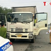 HÌNH SỰ: Dừng ô tô trên làn khẩn cấp cao tốc Hà Nội - Hải Phòng để... đánh bạc