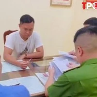 HÌNH SỰ: Bị đánh nhầm khi can ngăn, gã thanh niên đâm dao thấu ngực đối thủ