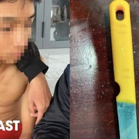 HÌNH SỰ: Vờ mua hàng, bất ngờ dùng dao kề cổ bà chủ tiệm uy hiếp và cái kết