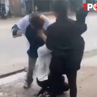 HÌNH SỰ: Tố người lạ vào trong lớp, nữ sinh lớp 10 bị đánh hội đồng dã man