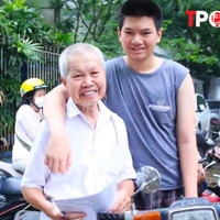 ĐIỂM TIN 8/6: Phụ huynh 80 tuổi đặc biệt của kỳ thi vào lớp 10; Sức khoẻ bác sĩ bị kính rơi vào người