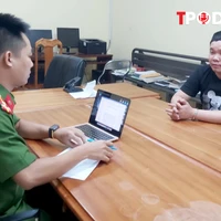 HÌNH SỰ: Ép con nợ chụp hình khỏa thân để thế chấp khi vay tiền